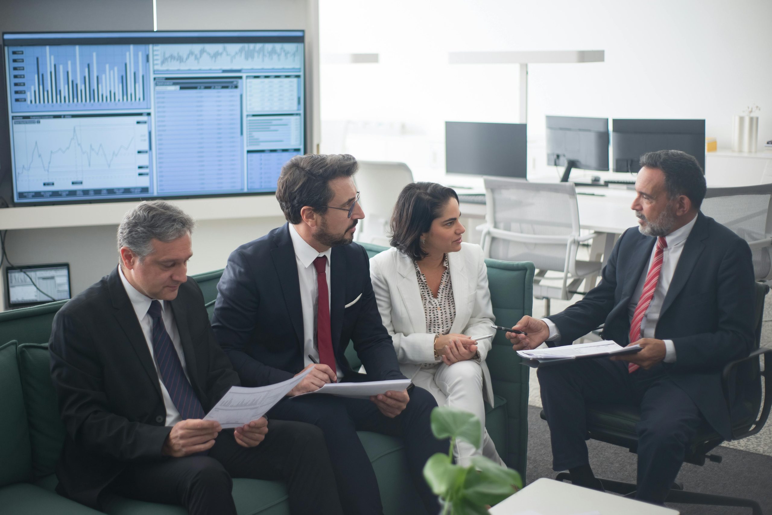 Advisory team in discussion